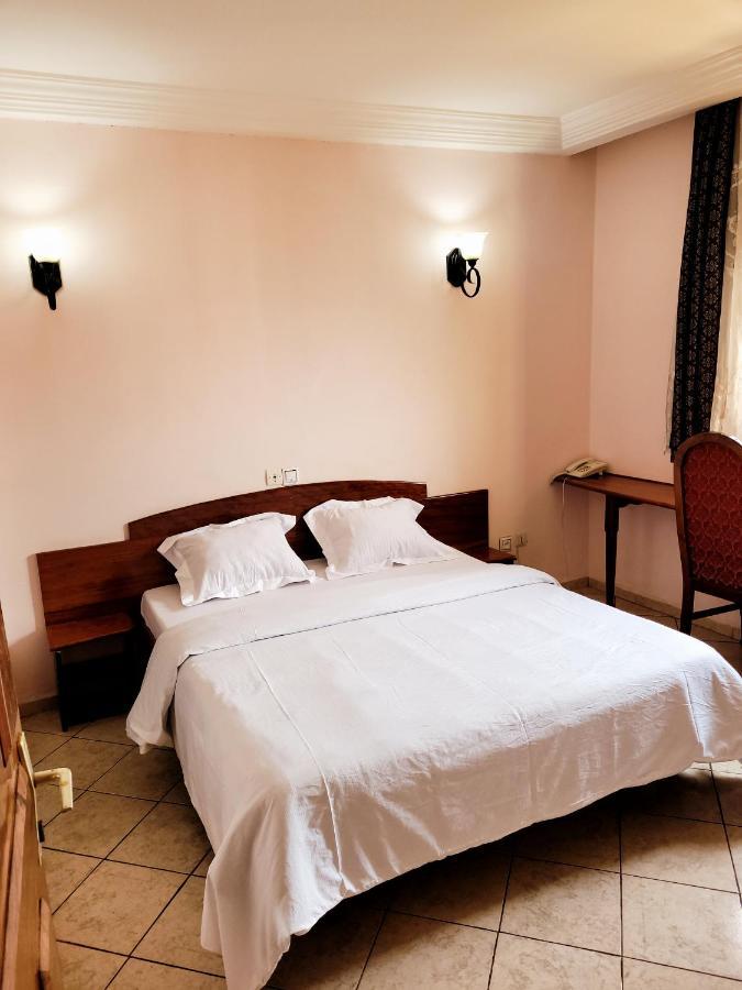 Hotel Altitel Bafoussam Bagian luar foto