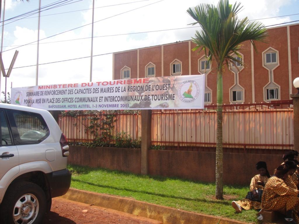 Hotel Altitel Bafoussam Bagian luar foto