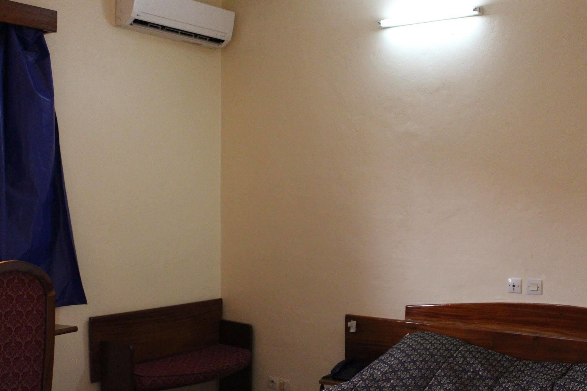 Hotel Altitel Bafoussam Bagian luar foto