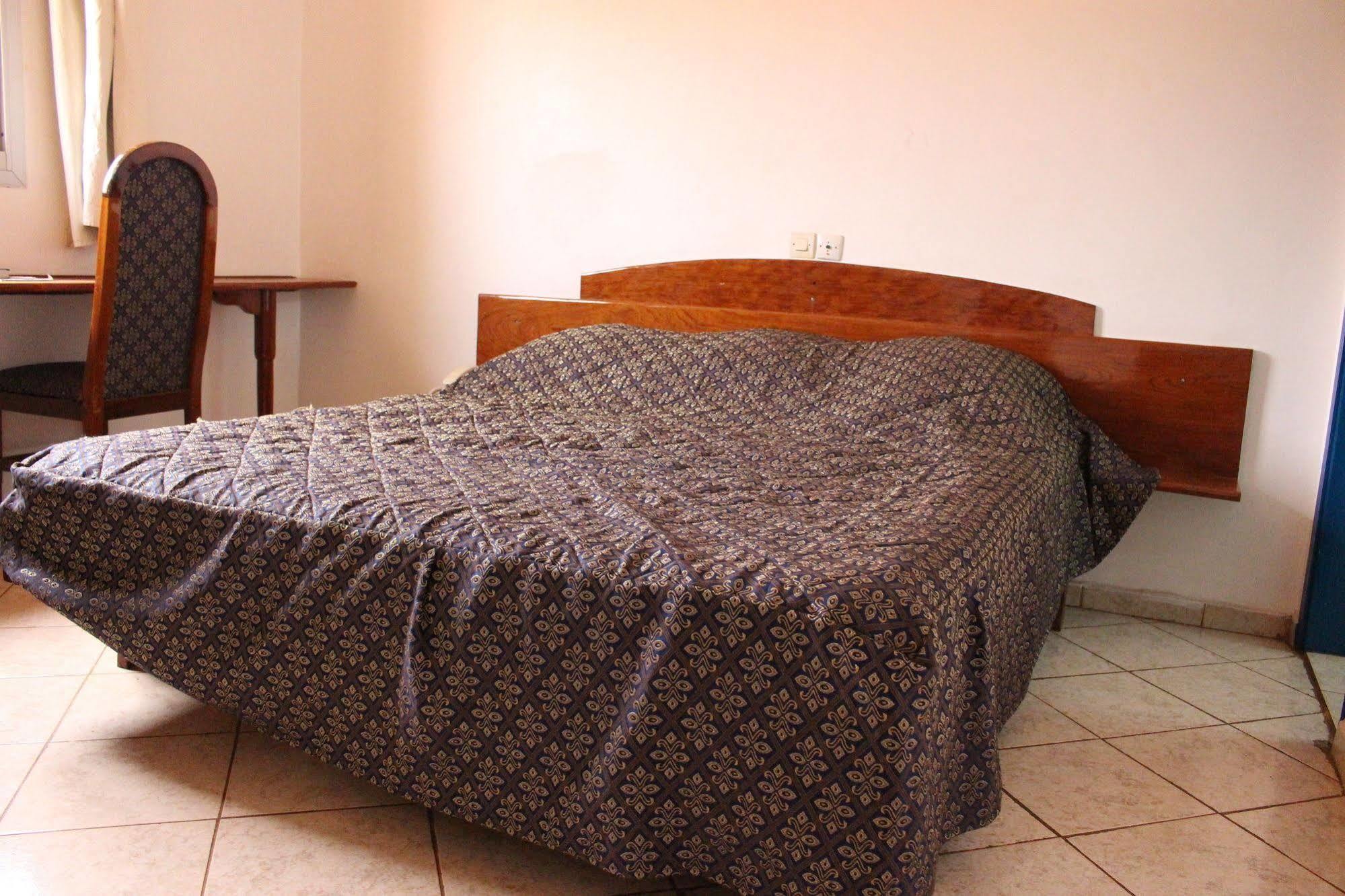 Hotel Altitel Bafoussam Bagian luar foto
