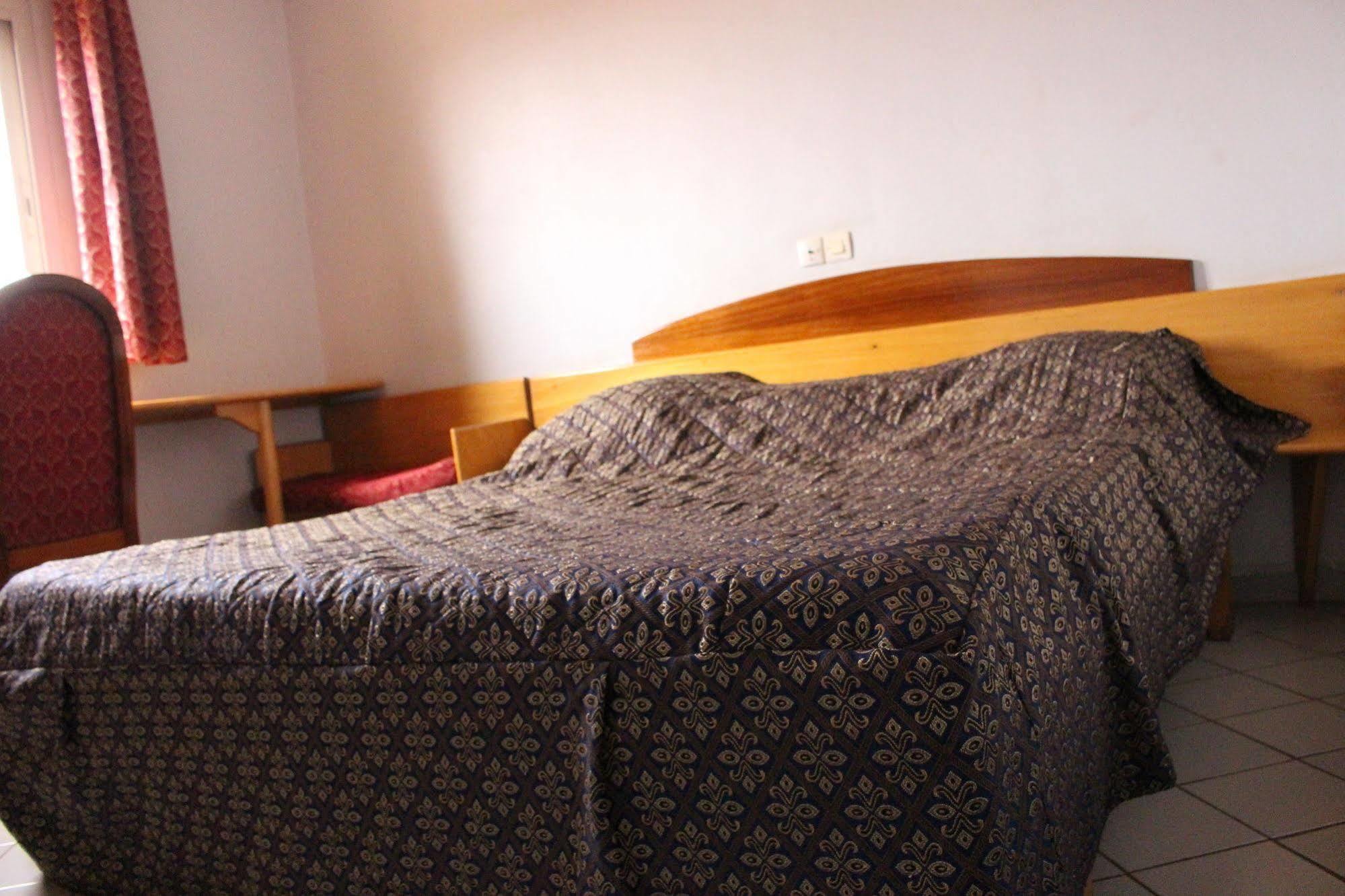 Hotel Altitel Bafoussam Bagian luar foto