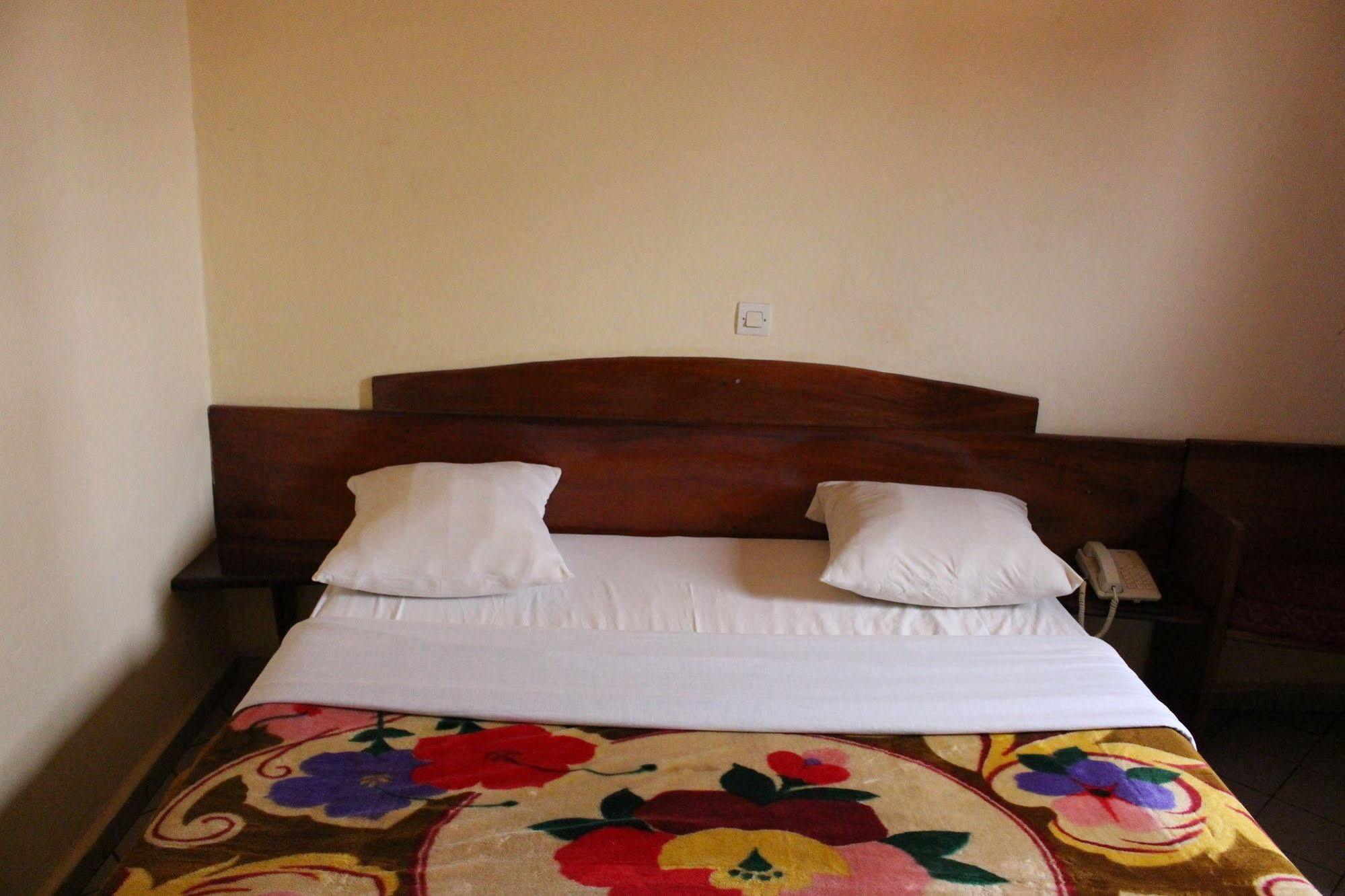 Hotel Altitel Bafoussam Bagian luar foto